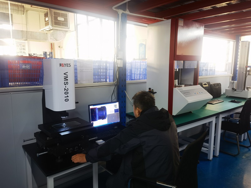 Машины для оптического измерения изображений, оснащенные точными программными системами измерения и контроля, позволяют нам производить резиновые детали с более точными размерами.